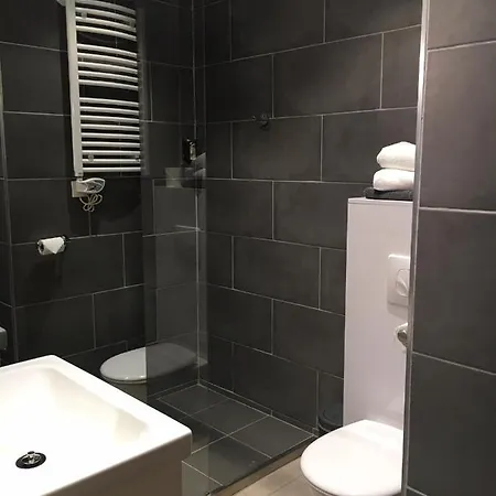 Logis Le Val Sarah Hotel